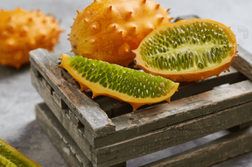 Tropische vrucht Kiwano displayed on a crate